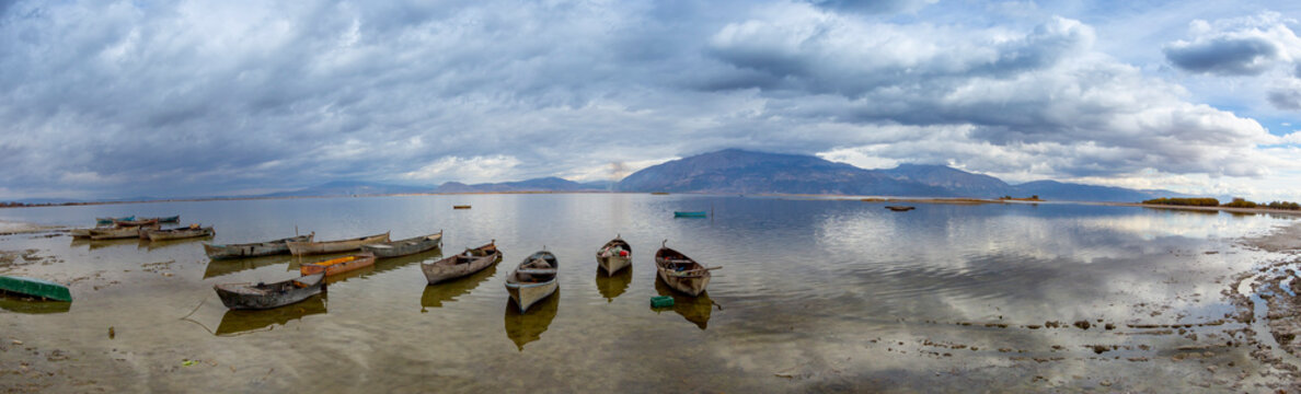The lake is located at an altitude of approximately 800 meters and covers an area of ​​around 3500 hectares. It is fed by the B&uuml;y&uuml;k Menderes River, Karanlık Dere, and Kuti Stream.