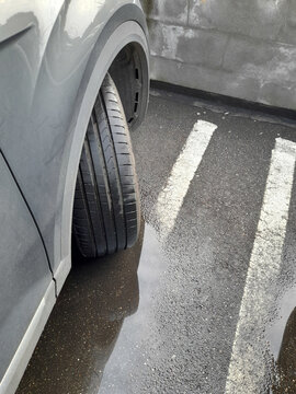 Ruote dell'automobile sull'asfalto bagnato - aquaplaning