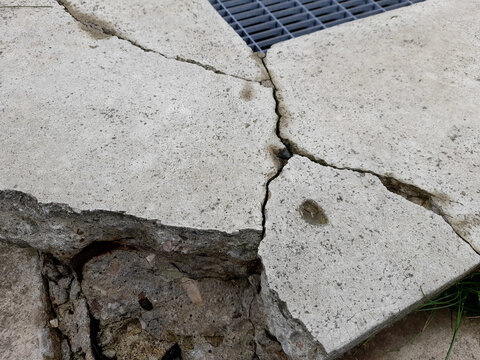 Crepa nel muro in cemento a seguito di un terremoto e scosse di assestamento
