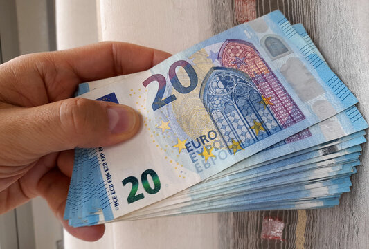 Banconote da 20 euro nelle mani di un uomo - business	