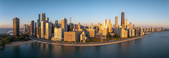 Naklejka premium Aerial view of the skyscraper skyline of Chicago, Illinois, USA, with the backdrop of Lake Michigan
