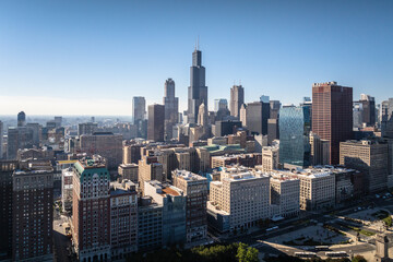 Obraz premium Aerial view of the urban skyline of Chicago, Illinois, USA, showcasing the towering buildings.