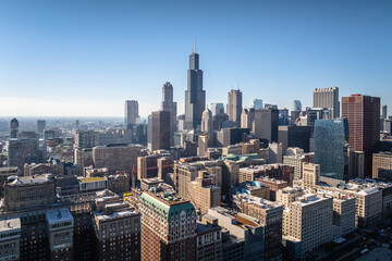 Fototapeta premium Aerial view of the urban skyline of Chicago, Illinois, USA, showcasing the towering buildings.