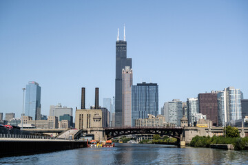 Fototapeta premium The skyline and bridge scenery of the tall buildings in the canal city of Chicago, USA