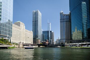 Fototapeta premium The skyline and bridge scenery of the tall buildings in the canal city of Chicago, USA
