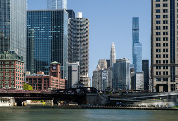 Obraz premium The skyline and bridge scenery of the tall buildings in the canal city of Chicago, USA