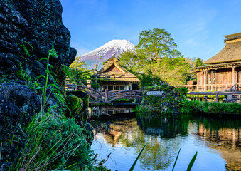 忍野村から富士山と池 © 文明 金本