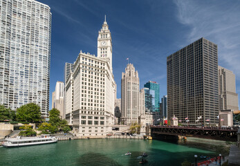 Fototapeta premium The skyline and bridge scenery of the tall buildings in the canal city of Chicago, USA