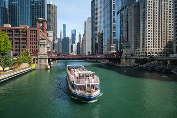 Obraz premium The skyline and bridge scenery of the tall buildings in the canal city of Chicago, USA