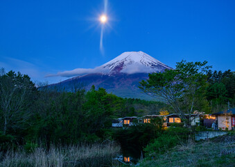 忍野村から富士山と月夜 © 文明 金本