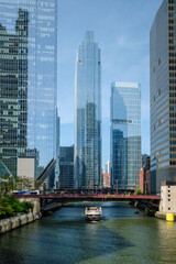 Naklejka premium The skyline and bridge scenery of the tall buildings in the canal city of Chicago, USA