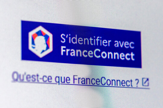 Clamart, France - 6 mai 2026: D&eacute;tail d'un site web de l'administration fran&ccedil;aise avec le bouton "S'identifier avec FranceConnect" en gros plan