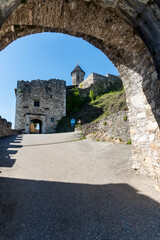 Arco di accesso presso il Castello di Landskron a Villaco durante una bella giornata di primavera  © chiara75