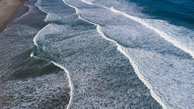 praia ondas paisagem litoral montanha