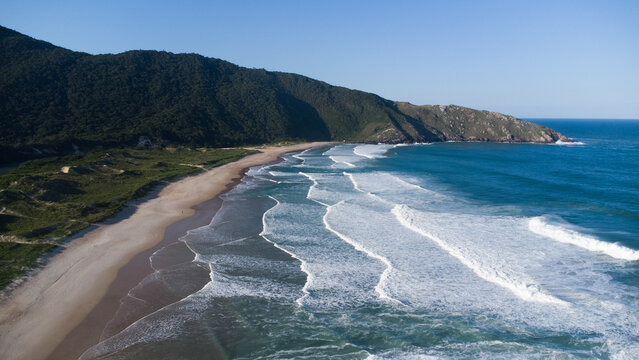praia ondas paisagem litoral montanha