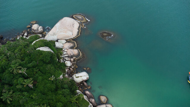 vista aerea drone litoral costa florianopolis brasil mar natureza