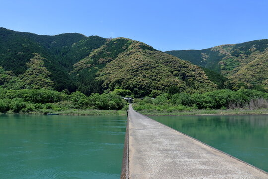四万十川の高瀬沈下橋　新緑の季節