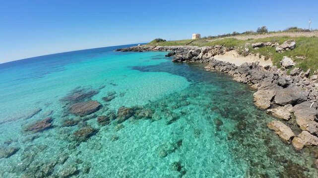Salento: Volo FPV sulle acque turchesi della spiaggia di Porto Pirrone - Leporano, Taranto, Puglia, Italia