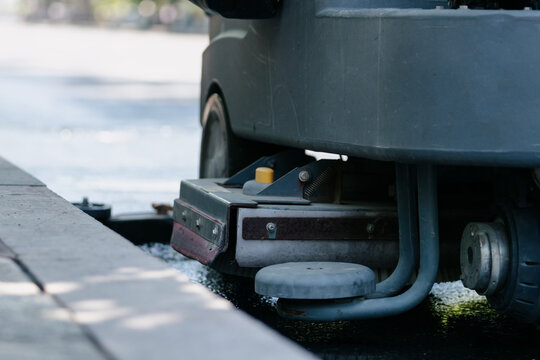 washing floor with machine