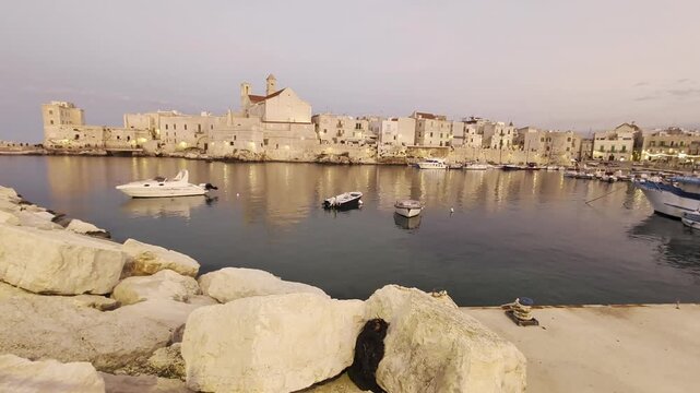 Porto antico di Giovinazzo dopo il tramonto con luci riflesse sull'acqua - Bari, Puglia, Italia (HDR Video)
