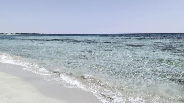 Salento, Marina di Lizzano : Onde calme e trasparenza  sulla costa ionica pugliese, sotto un cielo azzurro e sereno - Taranto, Puglia, Italia (HDR Video)