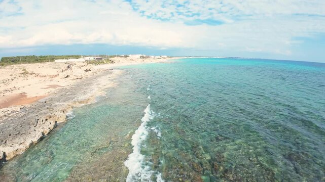 Salento - Volo FPV sulla spiaggia e il mare cristallino di Torre Sgarrata - Marina di Lizzano, Taranto, Puglia, Italia