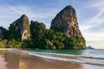 Spectacular golden sunset over the limestone cliffs of Railay West Beach in Krabi, Thailand © julen