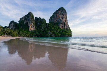 Spectacular golden sunset over the limestone cliffs of Railay West Beach in Krabi, Thailand © julen