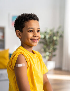 enfant avec un pansement apr&egrave;s une vaccination