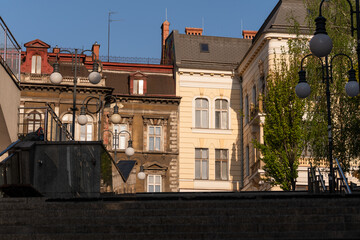 Bielsko-Biała o poranku w ciepłym świetle – architektura i miejska zieleń © Elżbieta Kaps