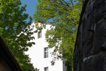 Bielsko-Biała o poranku w ciepłym świetle – architektura i miejska zieleń © Elżbieta Kaps