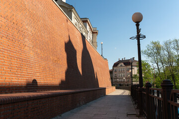 Bielsko-Biała o poranku w ciepłym świetle – architektura i miejska zieleń © Elżbieta Kaps