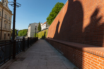 Bielsko-Biała o poranku w ciepłym świetle – architektura i miejska zieleń © Elżbieta Kaps