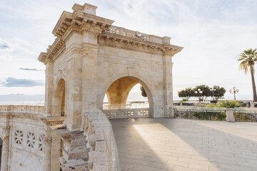 Obraz premium Bastione di Saint Remy monument in Cagliari, Sardinia, Italy, displaying historic architecture at sunset