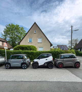 Drei kleine Elektroautos parken hintereinander vor einem Einfamilienhaus in Essen, Deutschland