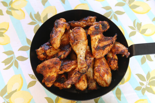 H&auml;hnchengrillpfanne mit Keulen und Fl&uuml;geln