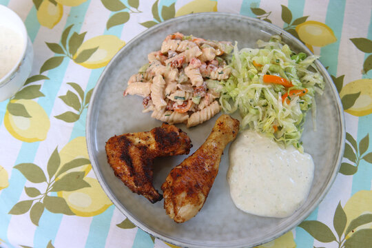 Grillteller mit H&auml;hnchen, Krautsalat, Nudelsalat und Zaziki