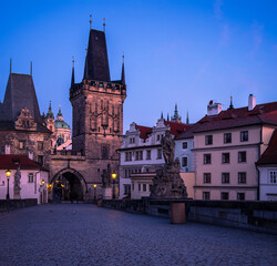 Obraz premium Blaue Stunde auf der Prager Karlsbrücke