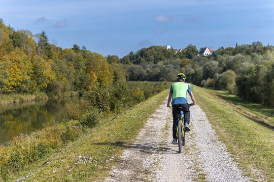Cycle cyclists on the cycle path on the Isar canal dam, cycle cyclists on the cycle path on the Isar canal dam, Gr&uuml;nwalder Burg, Gr&uuml;nwald, Upper Bavaria, Bavaria, Germany