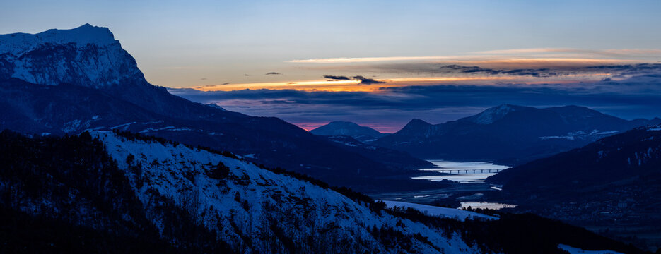 Lac de Serre-Pon&ccedil;ons - Le M&eacute;ale couch&eacute; de soleil