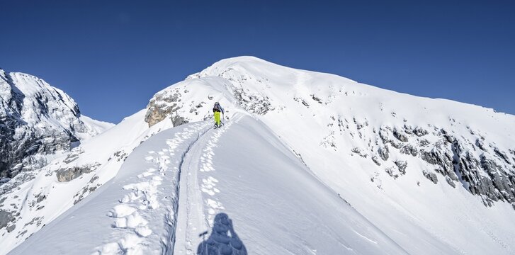 Alpspitz east degree, ski tourers on ski tour to the Alpspitze, Bernadeinkopf, view over the Wetterstein mountains with snow in winter, Garmisch-Partenkirchen, Bavaria, Germany