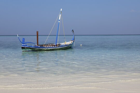 Traditional Maldivian sailing boat, dhoni on the beach, Summer Island, North Mal&eacute; Atoll, Maldives