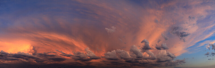 Fototapeta premium Ciel couché de soleil panoramique