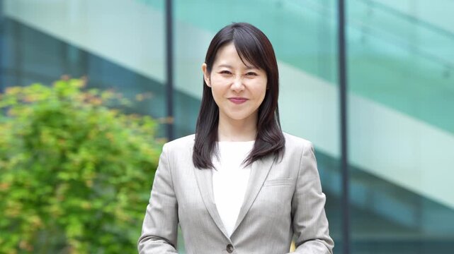 微笑むスーツ姿の女性