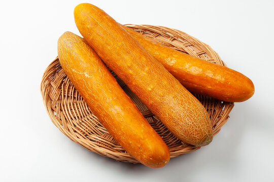 노각은 늙어서 빛이 누렇게 된 오이.
Nogak is a cucumber that has turned yellow due to old age.

