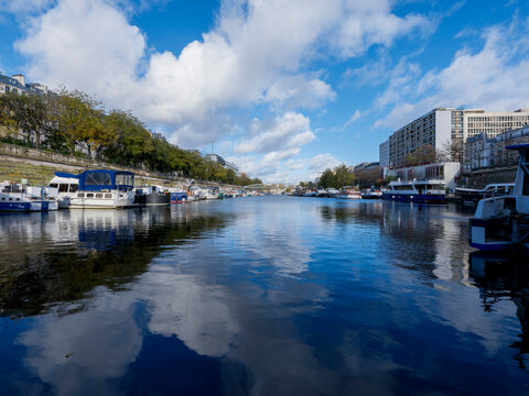 Nuages se refl&eacute;tant dans le port de l'Arsenal, Canal de l'Ourq, &agrave; Paris