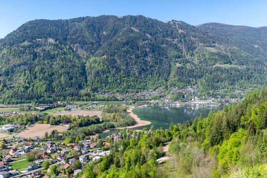 Splendido panorama montano della Carinzia visto dall'alto del castello di Landskron con il lago di Ossiach (Ossiacher See).