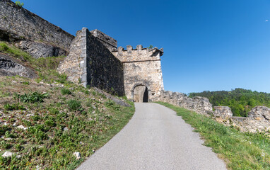 Fototapeta premium Arco di uscita del Castello di Landskron, Villaco, in una bella giornata di primavera con cielo blu