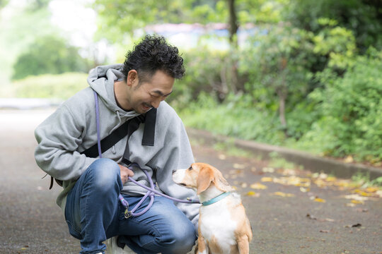 ビーグルを飼う男性、犬と散歩する笑顔ポートレート、動物との暮らしのライフスタイル