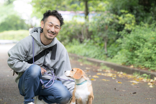 ビーグルを飼う男性、犬と散歩する笑顔ポートレート、動物との暮らしのライフスタイル